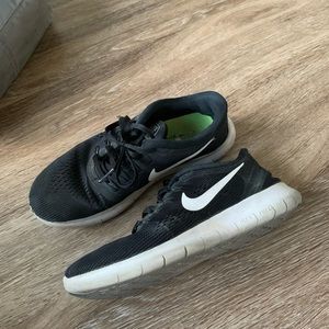 black nike free running shoes